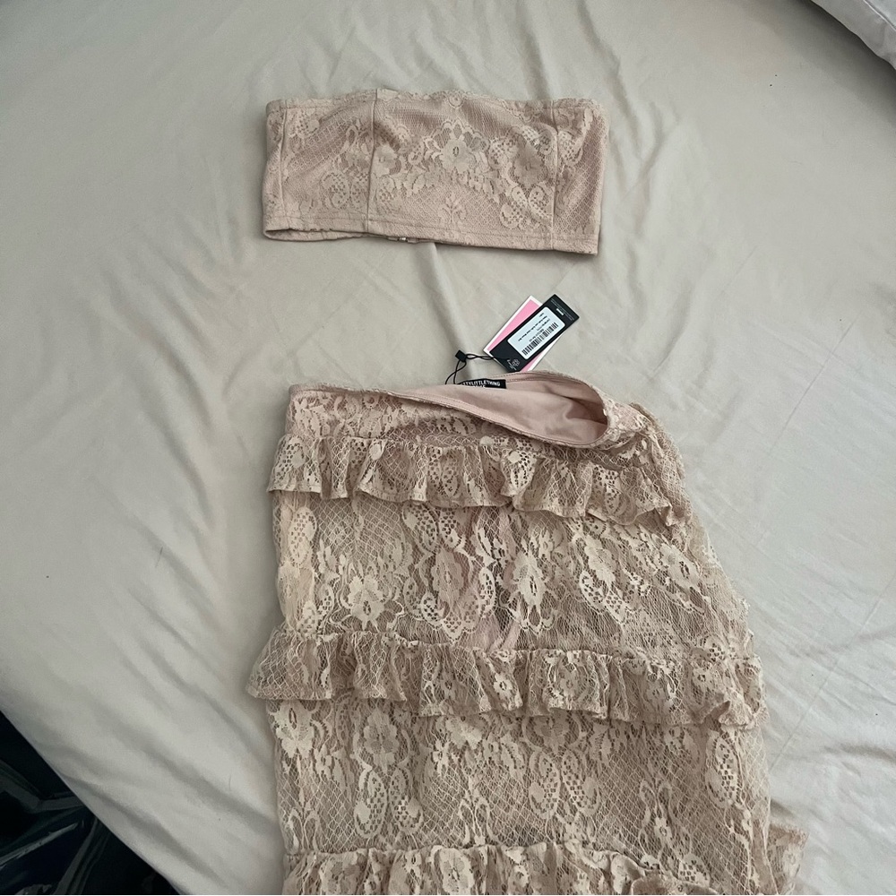 PrettyLittleThing Lace Ruffle Maxi Set - Picture 2 of 2